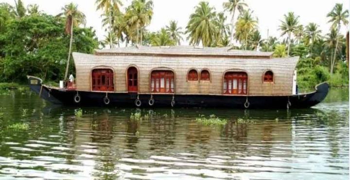 Aqua Jumbo Houseboats Hotel Kumarakom Exterior photo